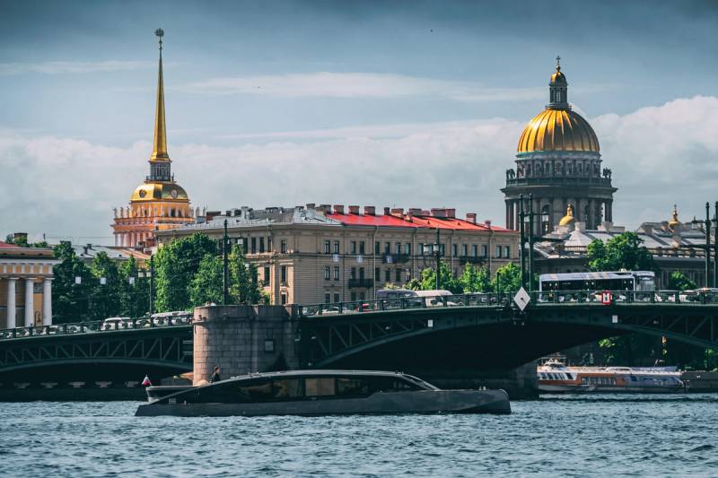 Премиальная моторная яхта Оникс Onyx длиной 17.5 метров на реке Фонтанке в СПб
