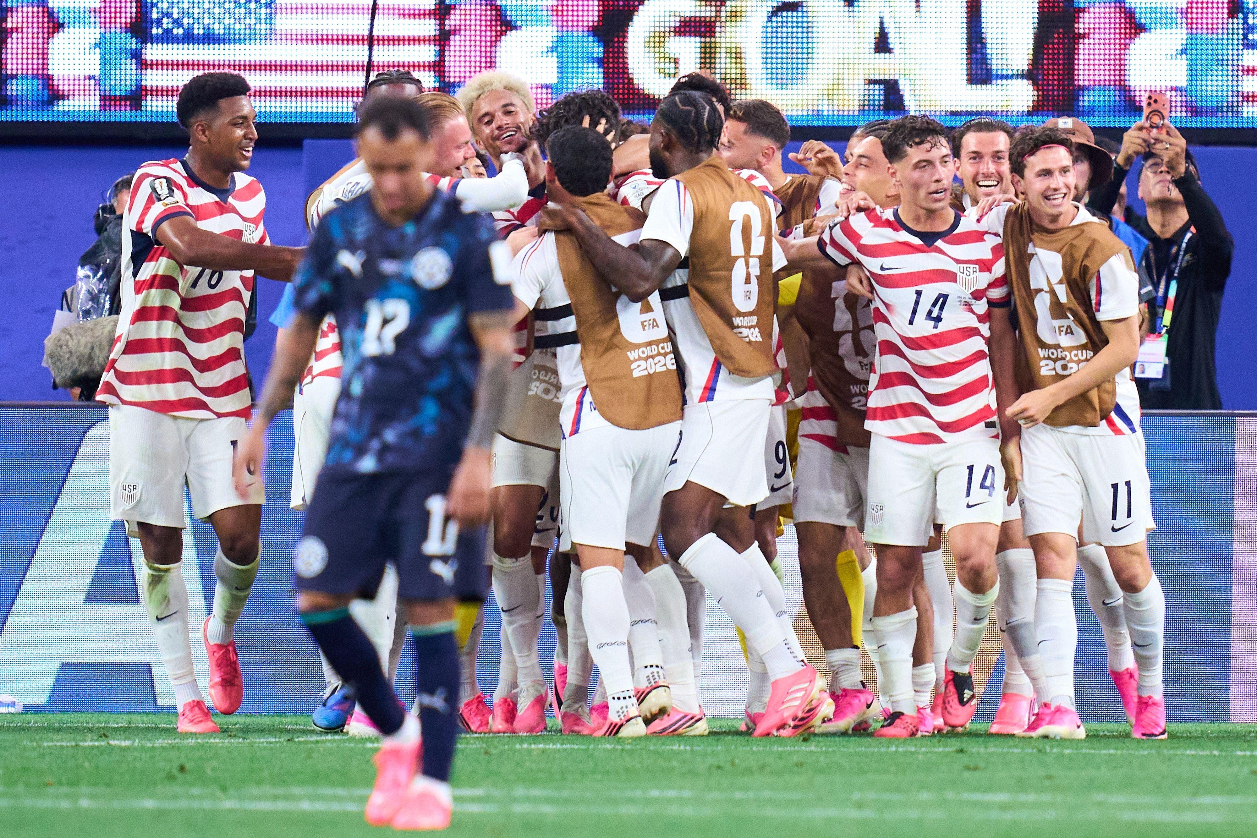 Estados Unidos golea a Paraguay en su debut mundialista y lidera el Grupo D