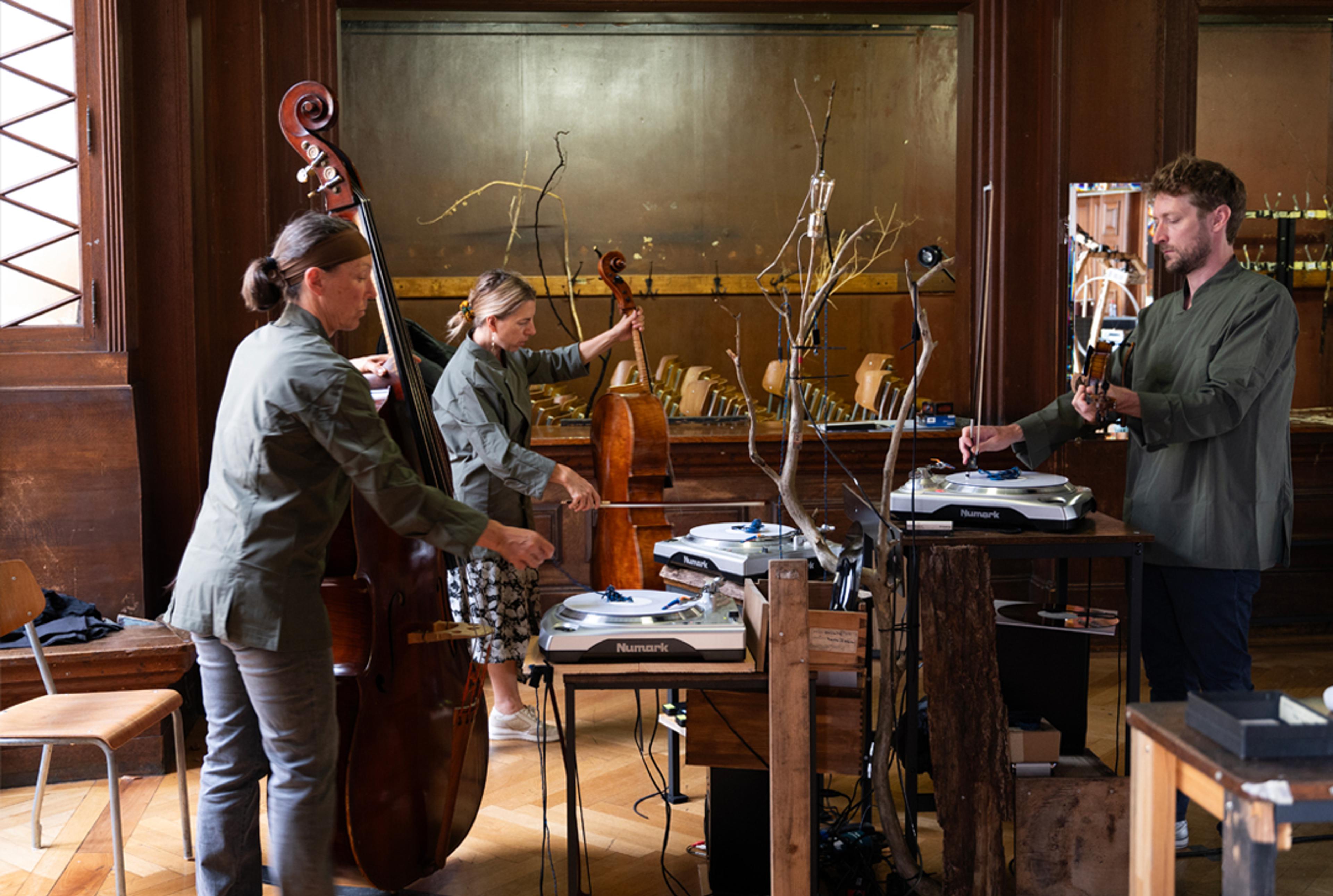 THE GAP – Archive Zone  with cord trio from the Ensemble Contrechamps  (rehearsals) ©Betina Kuntzsch