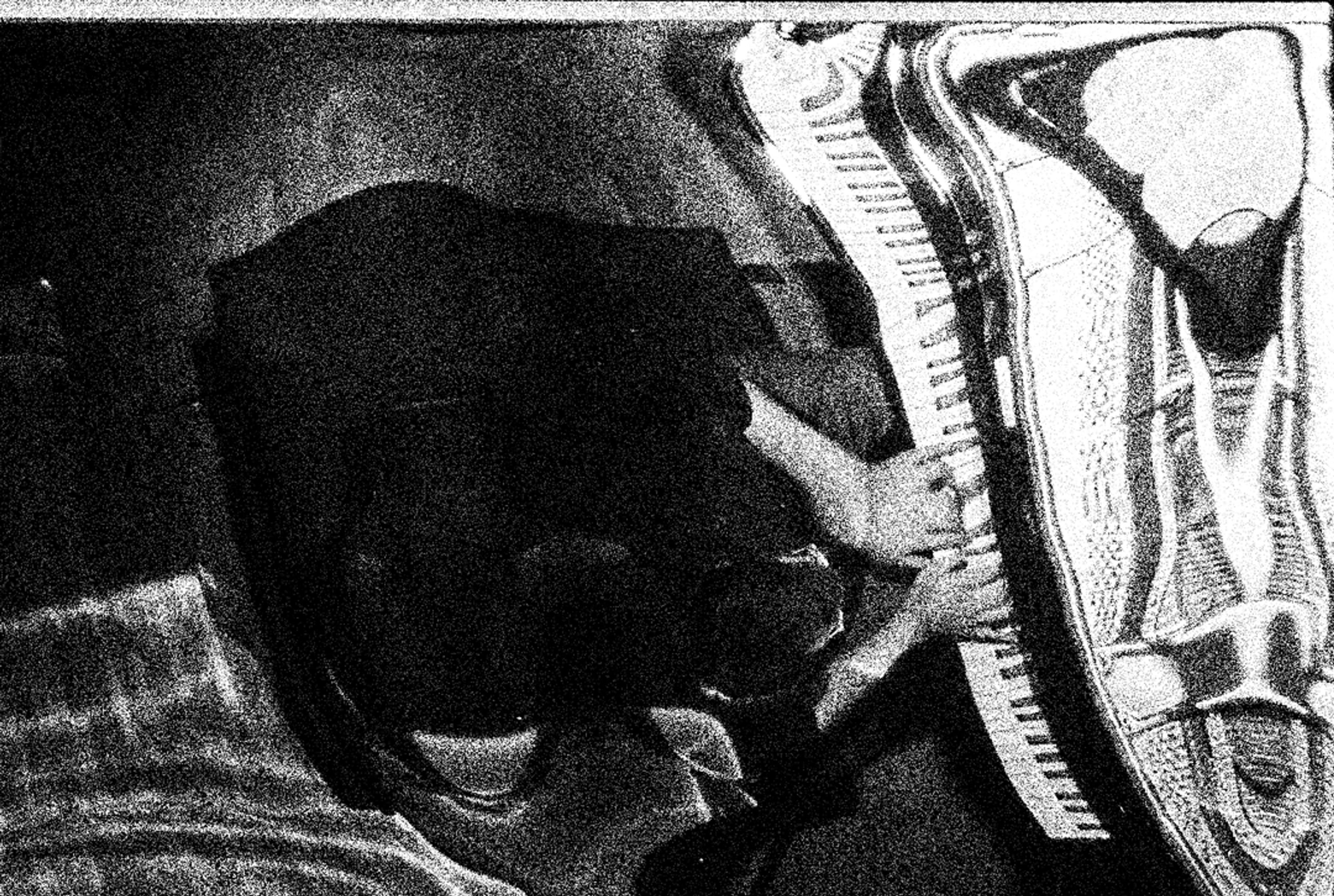 Antoine & piano ©Guillaume Collignon (set design by Matthieu Baumann)
