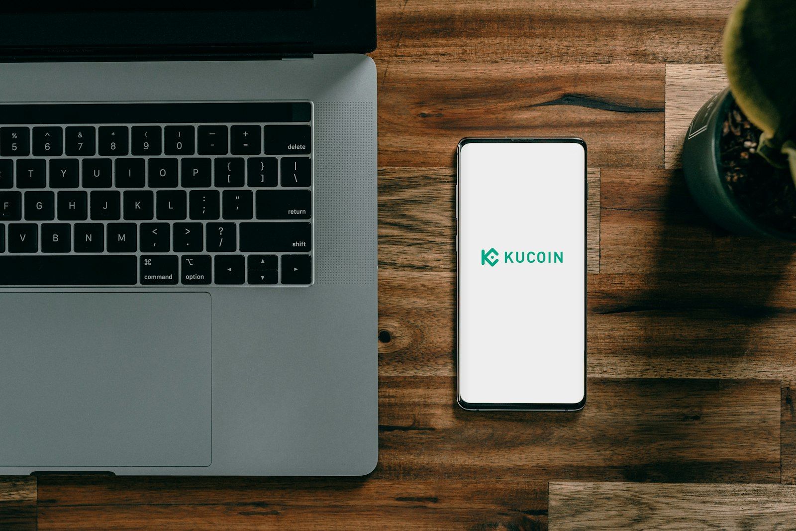 Why Device-Agnostic Platforms Give Better ROI Than Locked-In Solutions