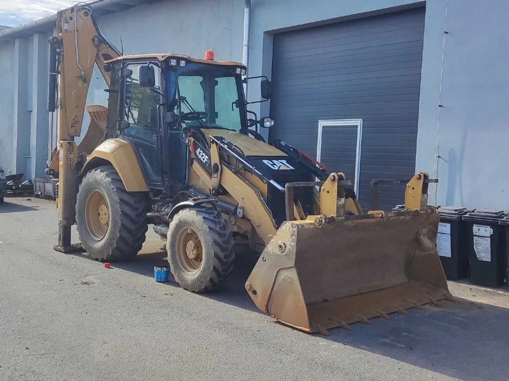 Caterpillar 432F – realizace SCR, DPF a EGR