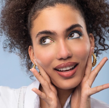 عدسات لاصقة تتحرك معك: من المكتب إلى الحفلات