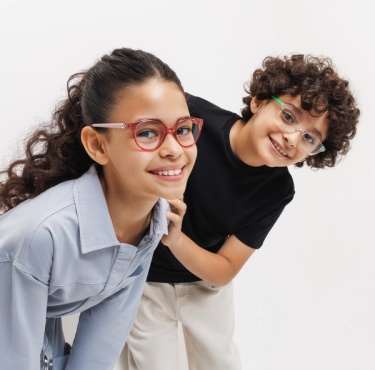 إطلالة رائعة للمدرسة: عروض النظارات والعدسات للعيون في مرحلة النمو