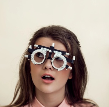 احمِ نظر أطفالك وتعرف على العلامات المبكرة، ونصائح للوقت أمام الشاشات، وأفضل الإطارات الأنيقة