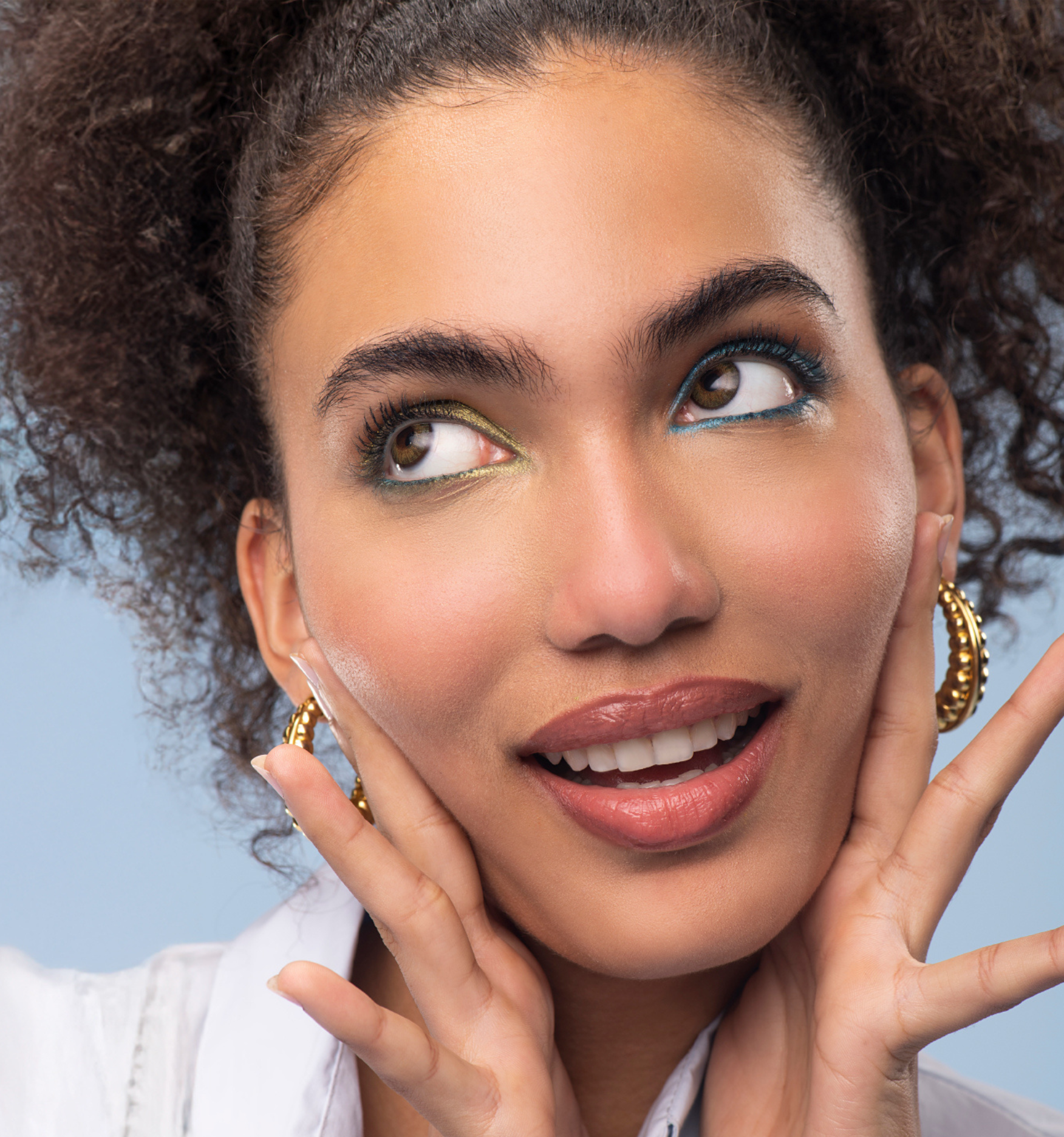 عدسات لاصقة تتحرك معك: من المكتب إلى الحفلات