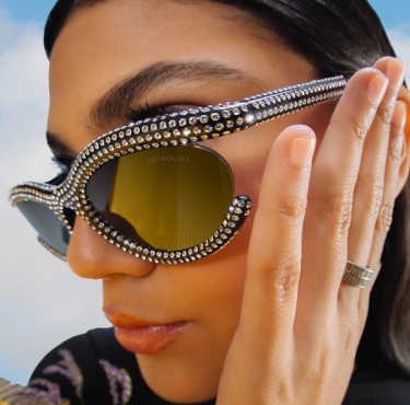 البريق والإشراق: نظارات سواروفسكي للوك الأعياد المبهر