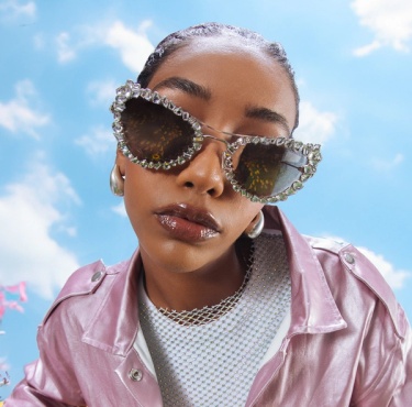 نظارات شمسية متلألئة من سواروفسكي: نظارات مرصّعة وملونة لمرح المهرجانات