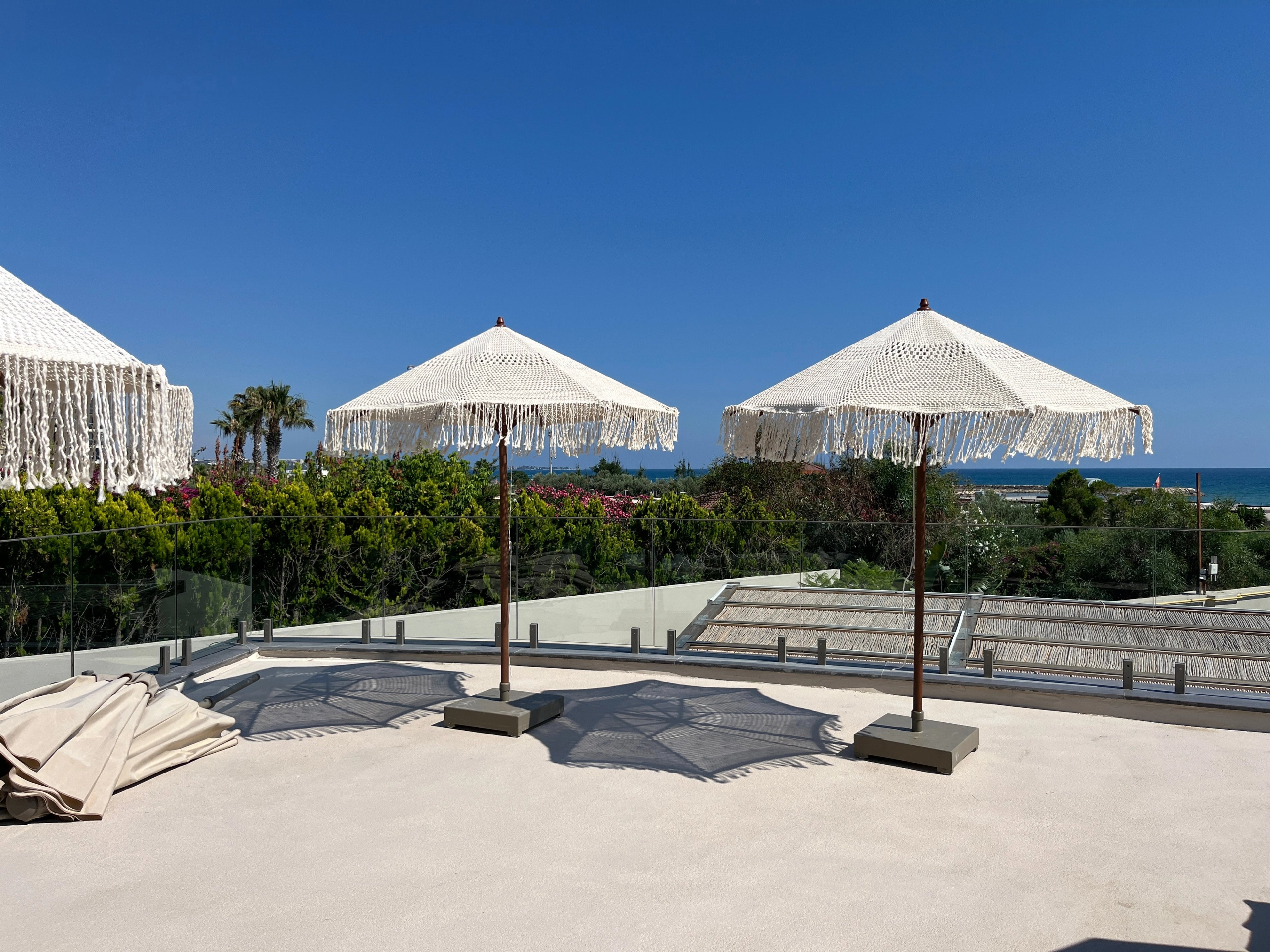 Complete macramé parasol set with timber pole and mobile base