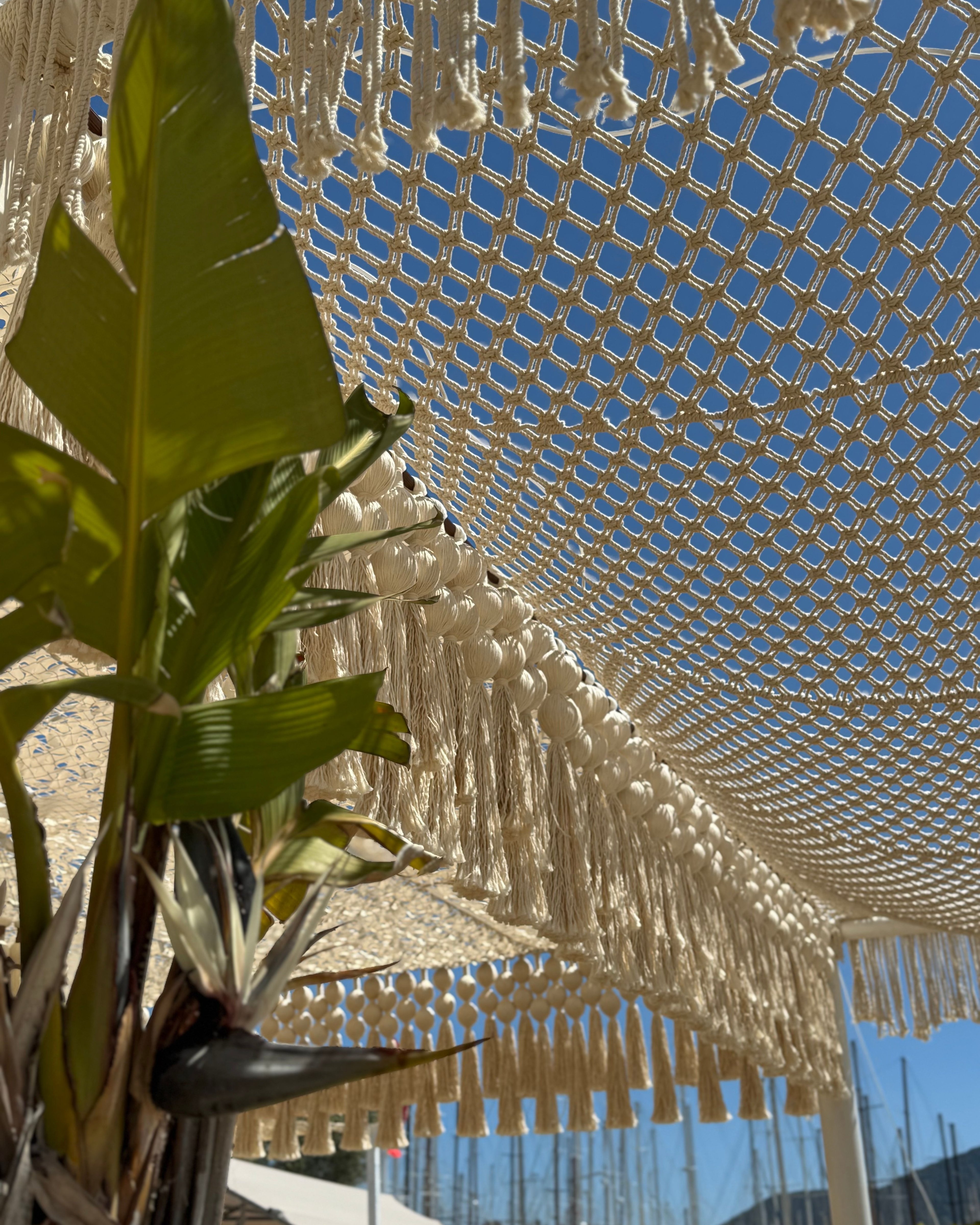 Mesh panels dipping between fixing points with a knotted fringe
