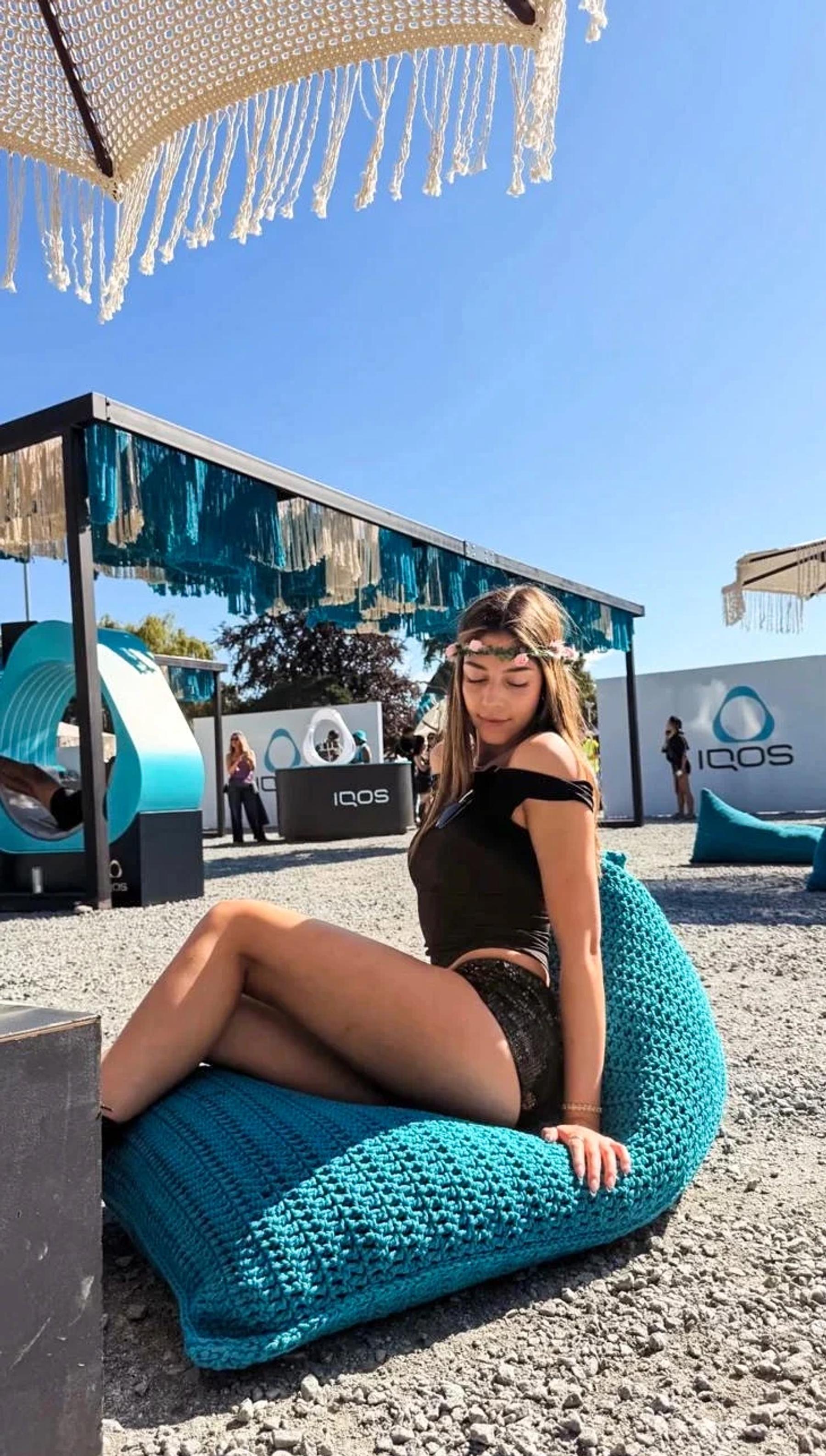 Visitor seated on a turquoise pouf at the event