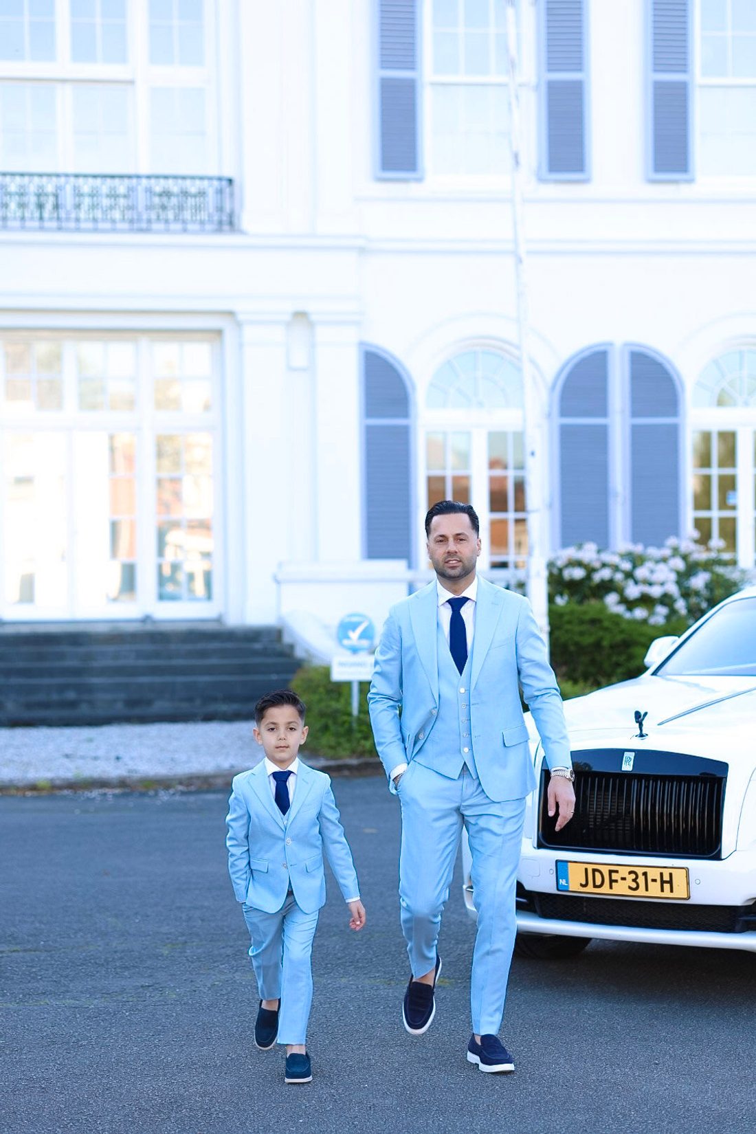 licht blauwe trouwpakken vader en zoon 2026