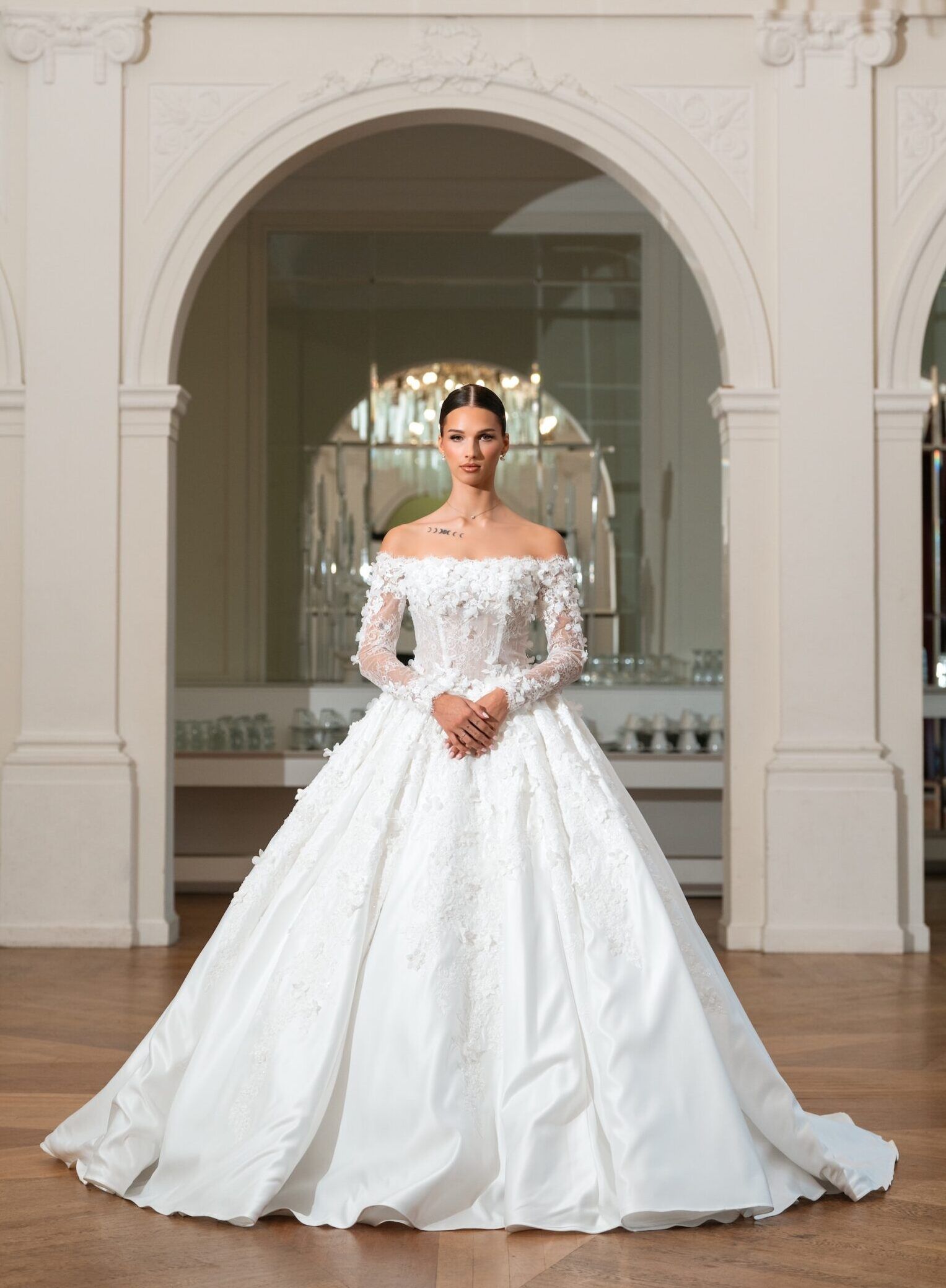 Prinsessen trouwjurk Tessa met off-shoulder kanten top en volle satijnen rok