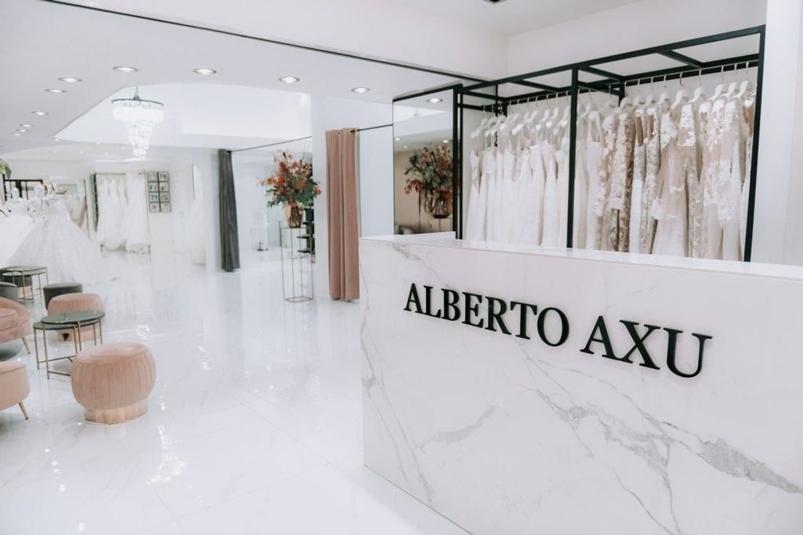 Trouwjurken passen bruidswinkel Alberto Axu