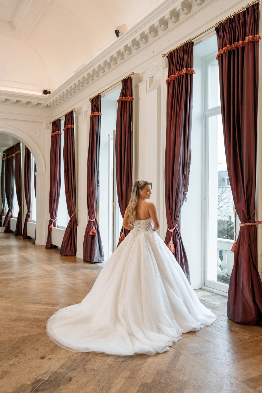 Achterkant trouwjurk Eloise met lange sleep en luxe afwerking