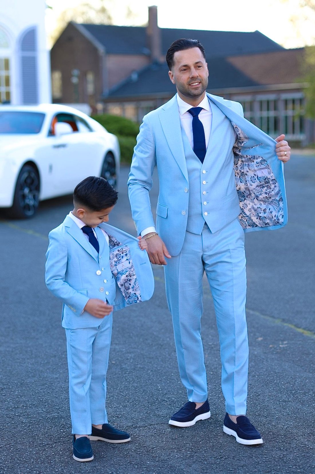 licht blauwe trouwpakken vader en zoon E. Thomas