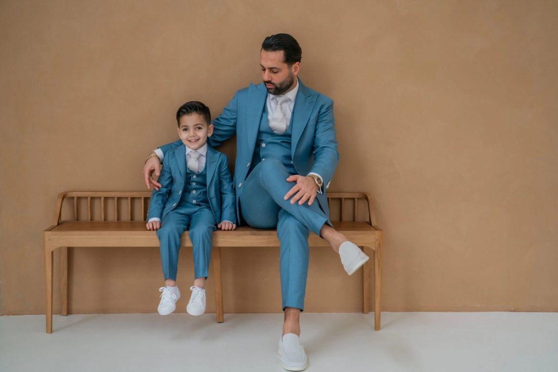 vader en zoon kinderpak trouwpak ijs aqua blauw 2024
