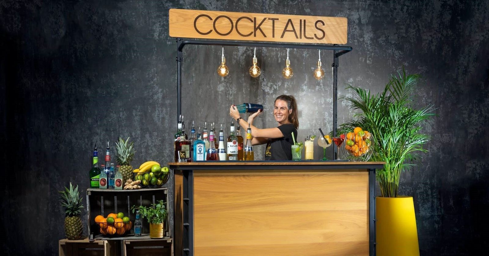 Vermaak op bruiloft cocktail shaken