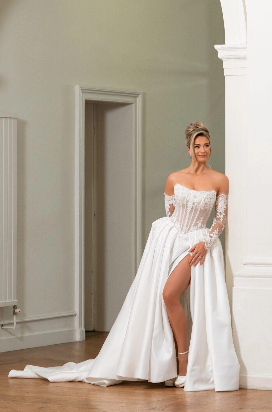 Prinsessen trouwjurk Aleyna met kanten corset, off-shoulder mouwen en hoge split