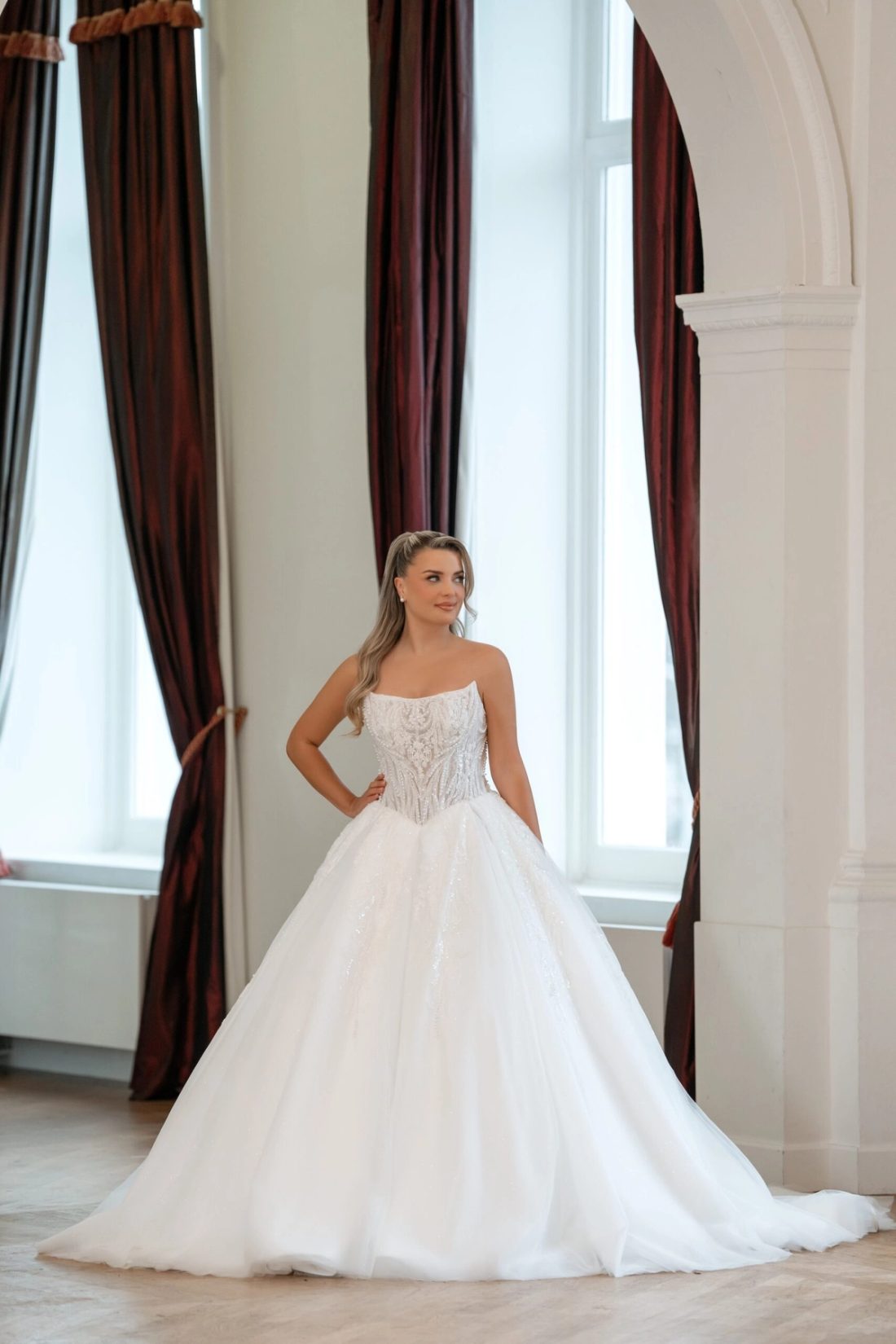 Prinsessen trouwjurk Eloise van Alberto Axu Couture met glitter korset en volle rok