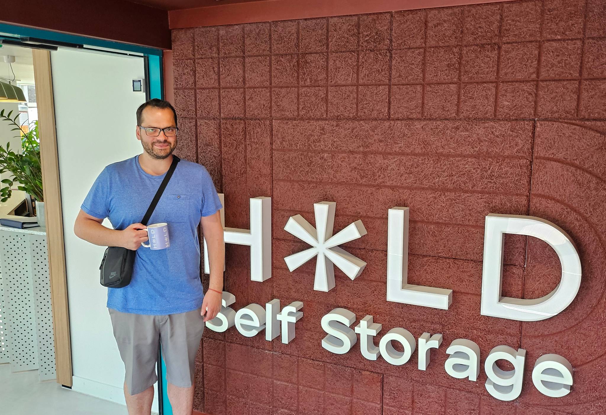 HOLD ecommerce storage customer Tea Shirt in HOLD reception