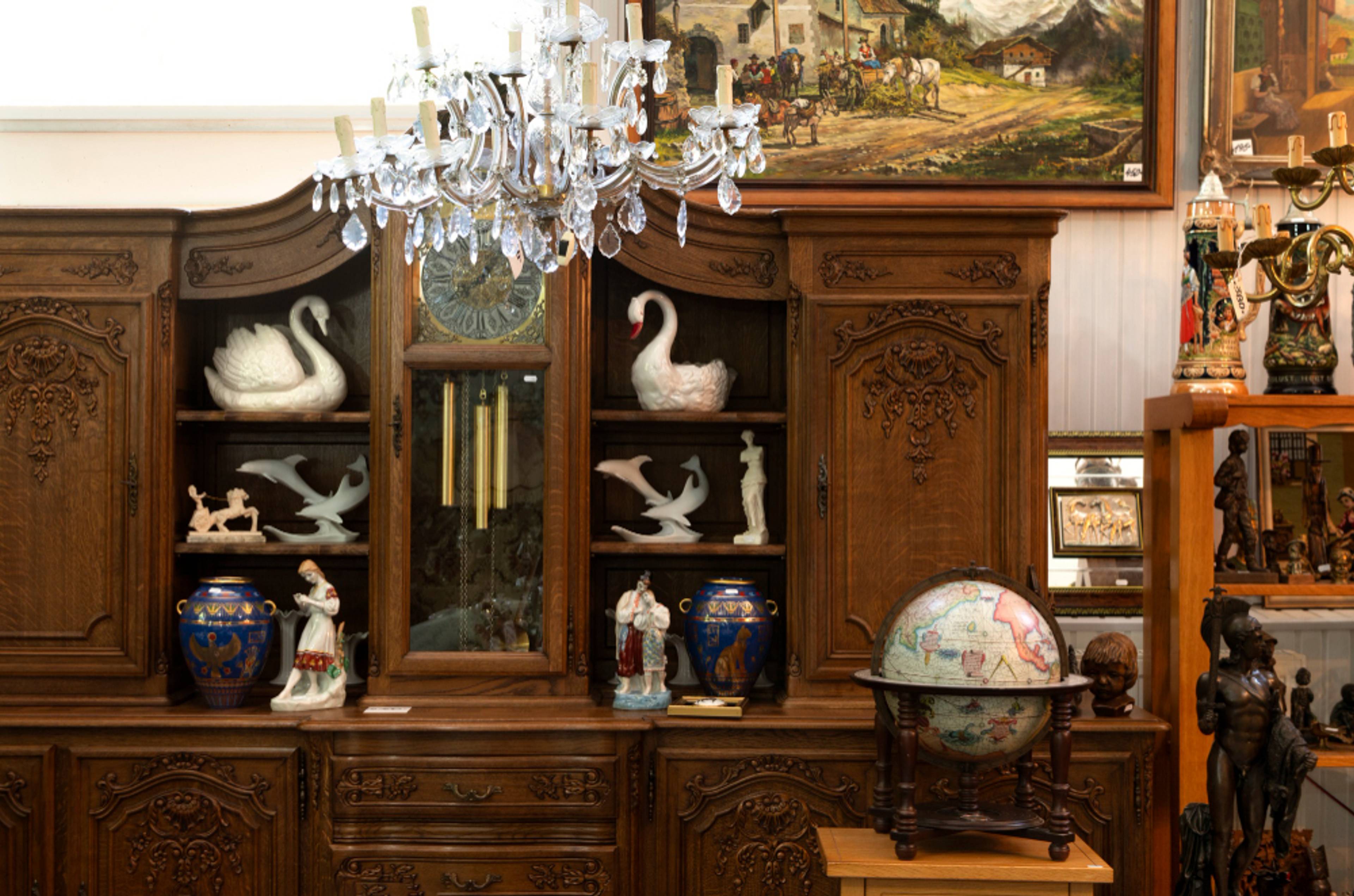 A room filled with old furniture and antiques