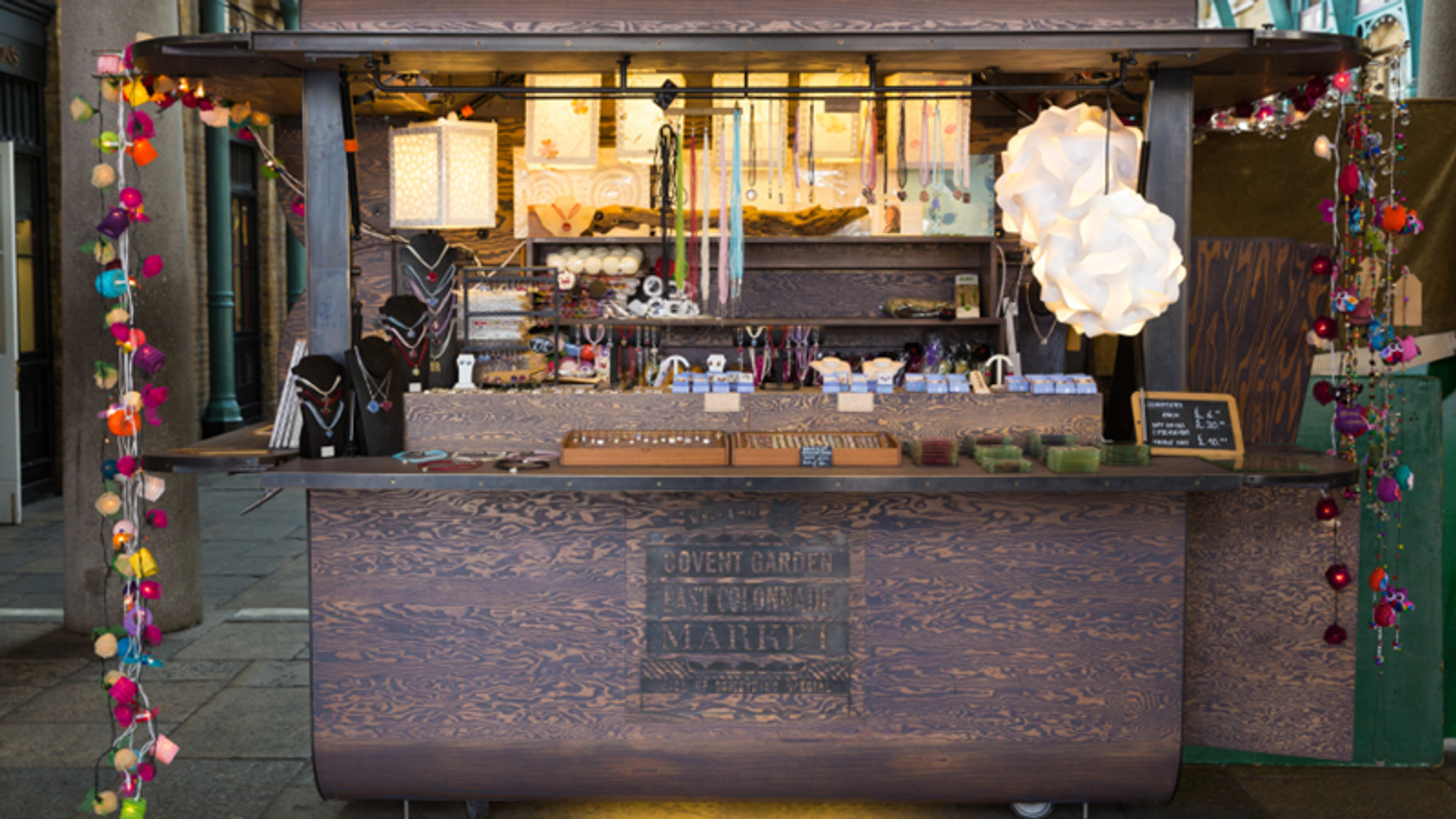 market stall at easy colonnade covent garden market