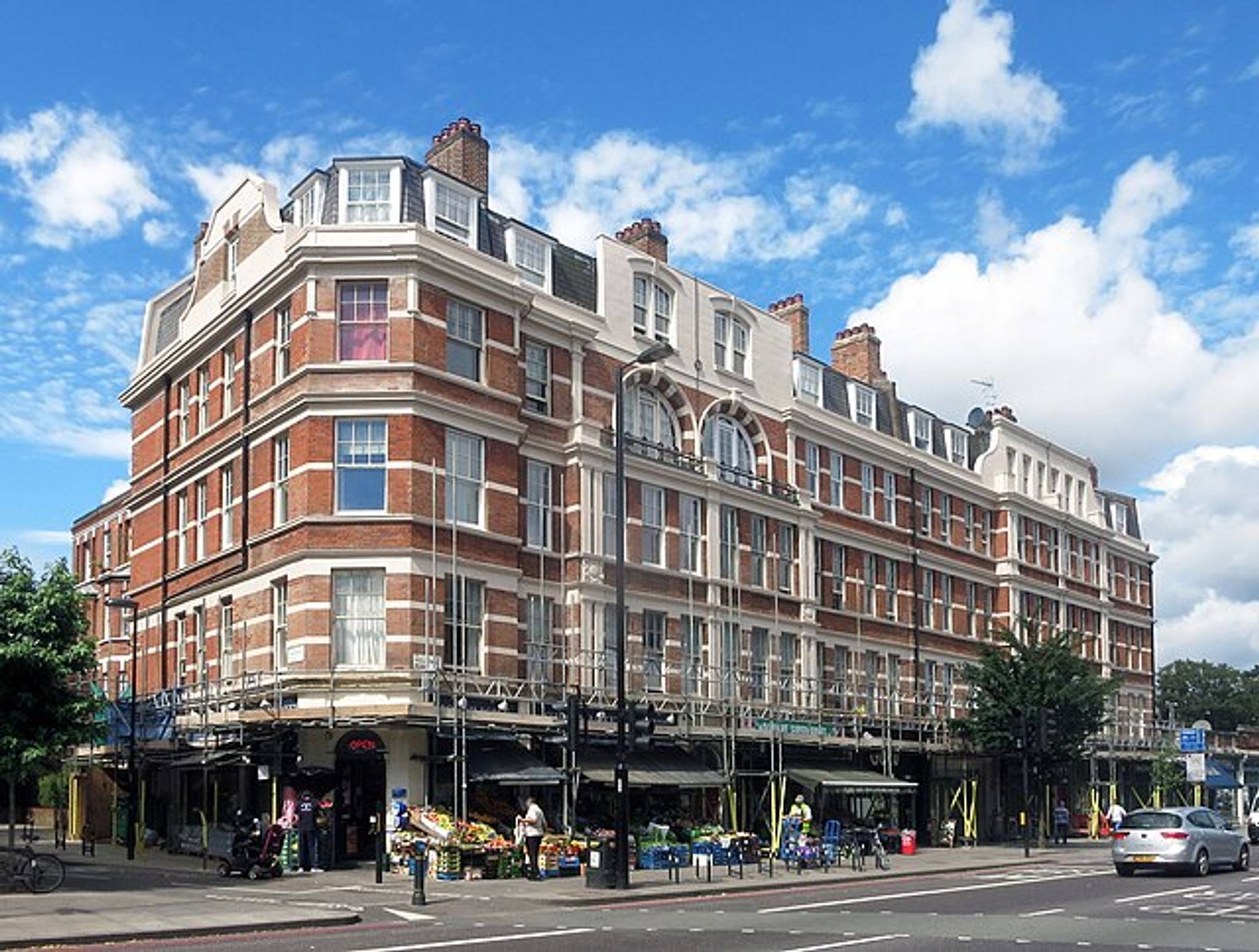 Building on a corner street from Holloway Road