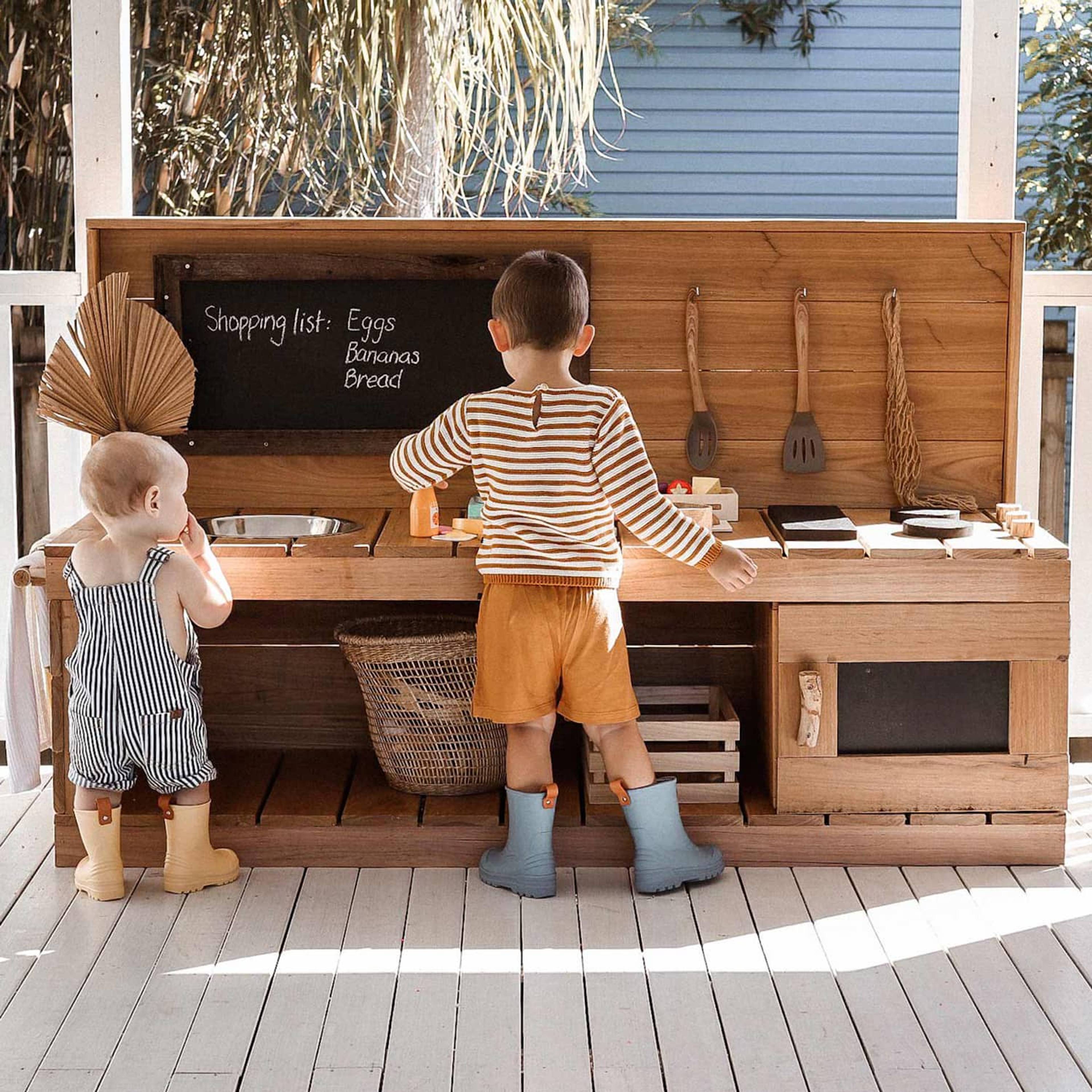 kids in mud kitchen