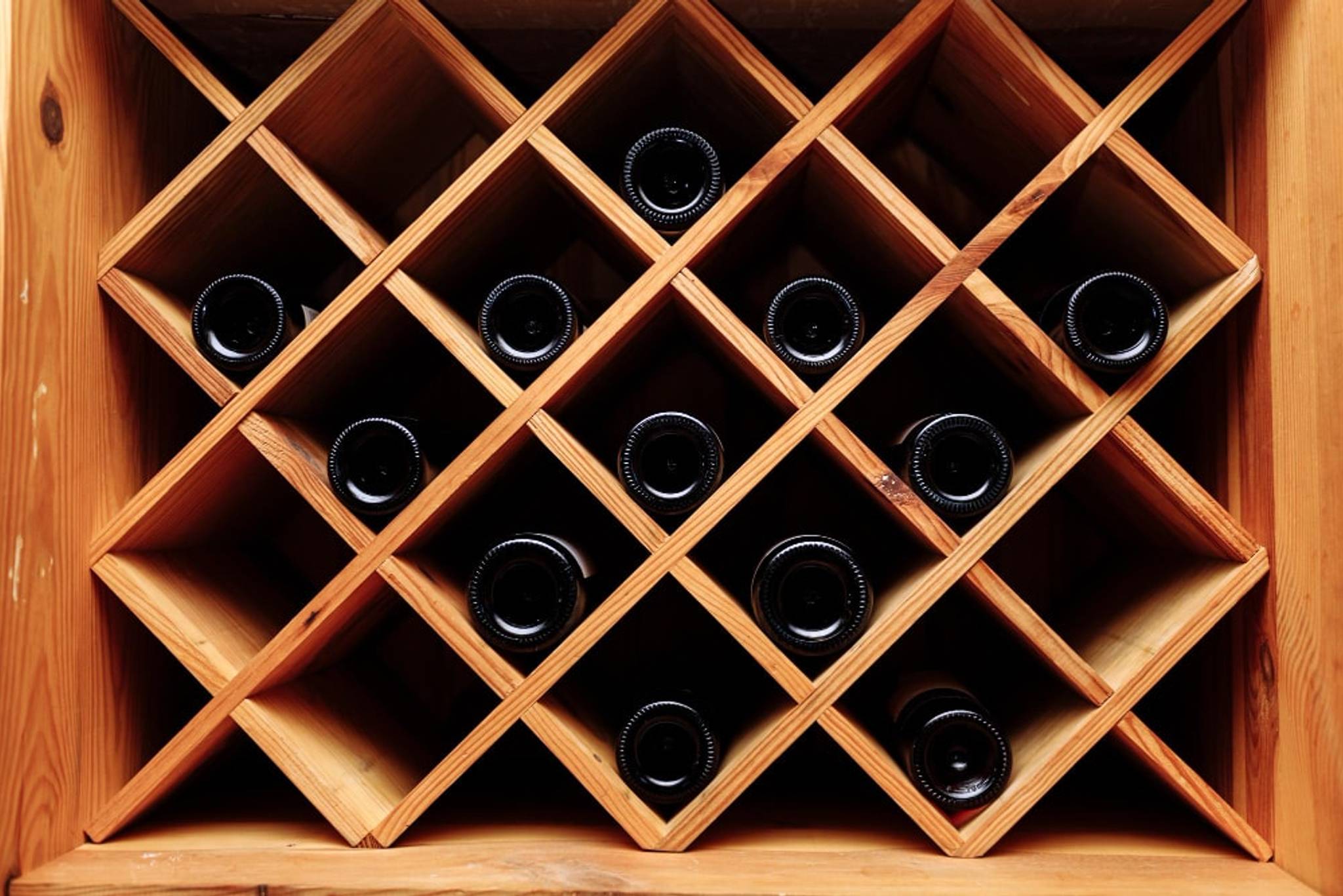 A wine rack with a criss cross design