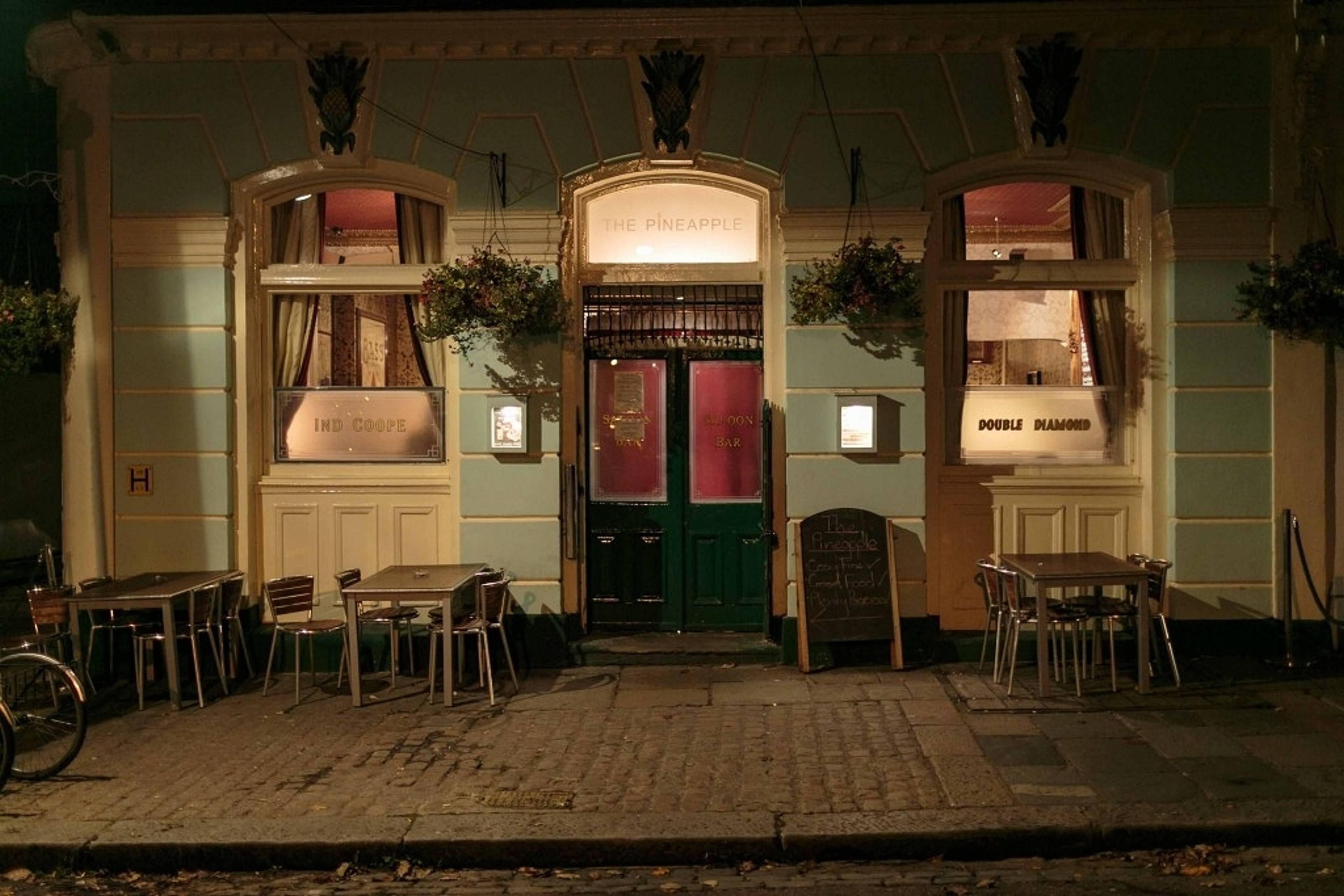 outdoor seating at the pineapple pub