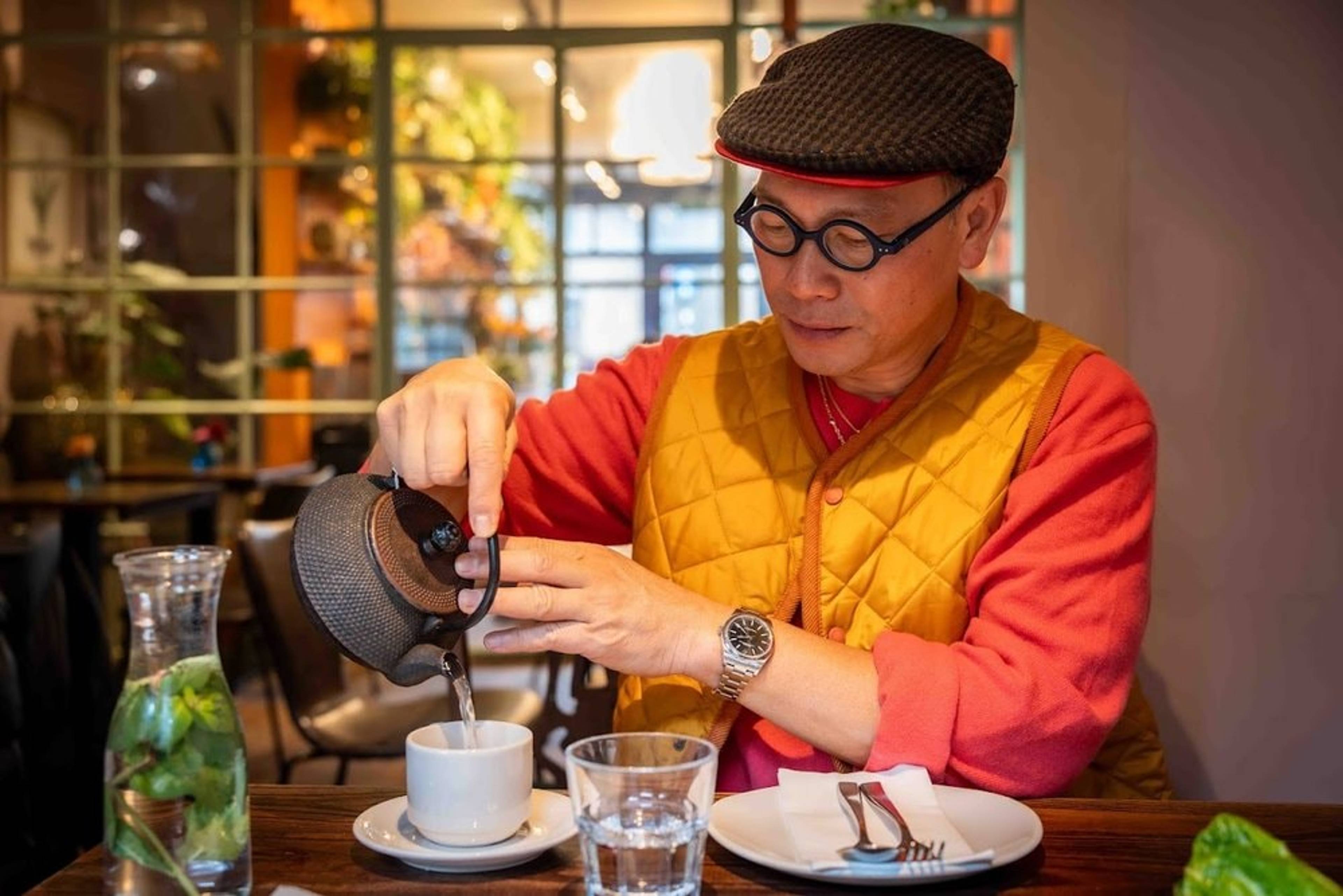 thai man pouring tea