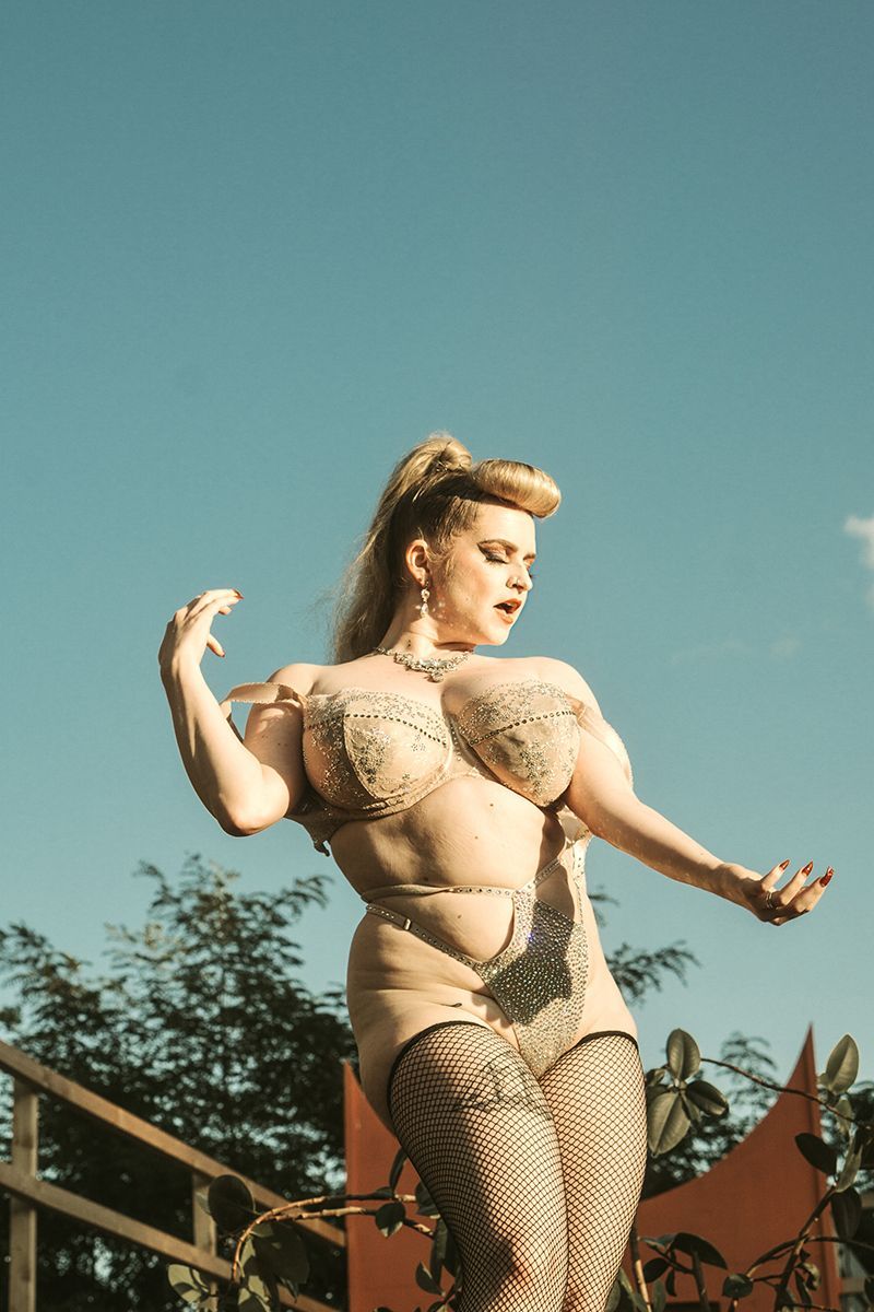 Laptop showing the under-construction page of Allesbien's website