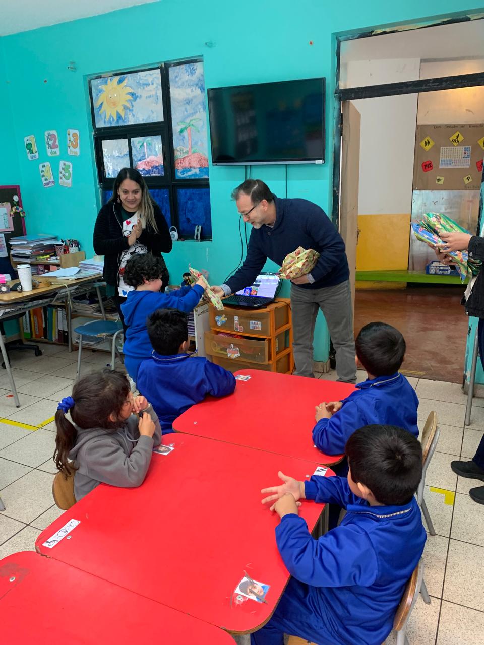 Entrega de estuches para kinder y pre-kinder.