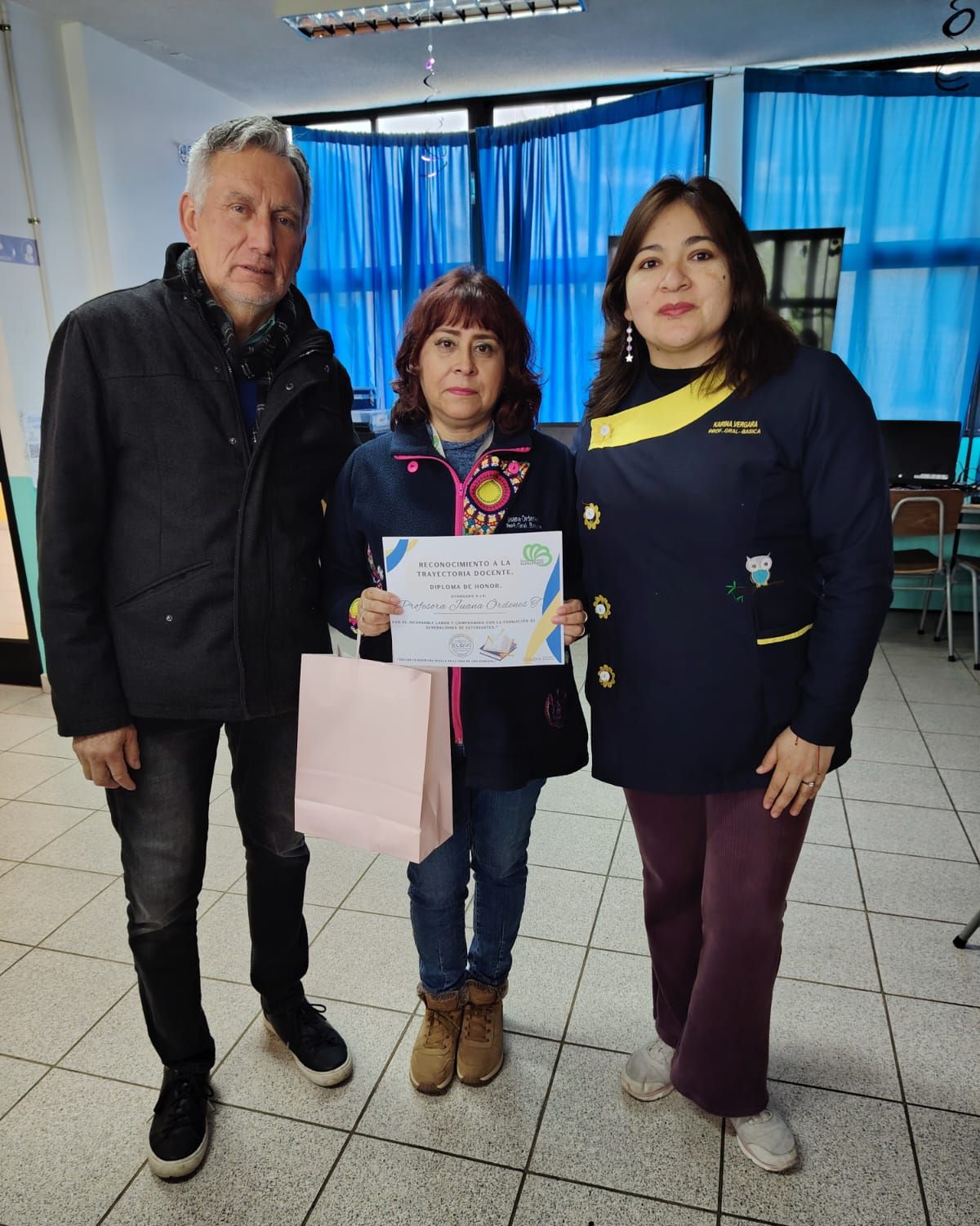 En reconocimiento a la gran labor y trayectoria.