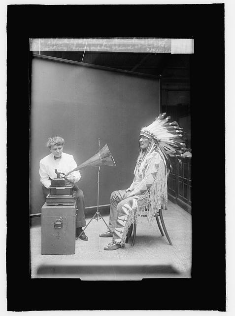 Lydhorn og mann i amerikansk urfolksbekledning