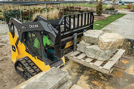 John Deere 317 P-Tier with pallet forks