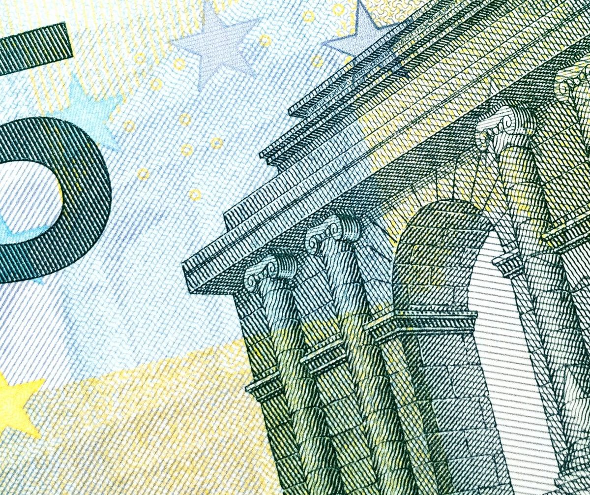 Investment funds 5 euro note pic