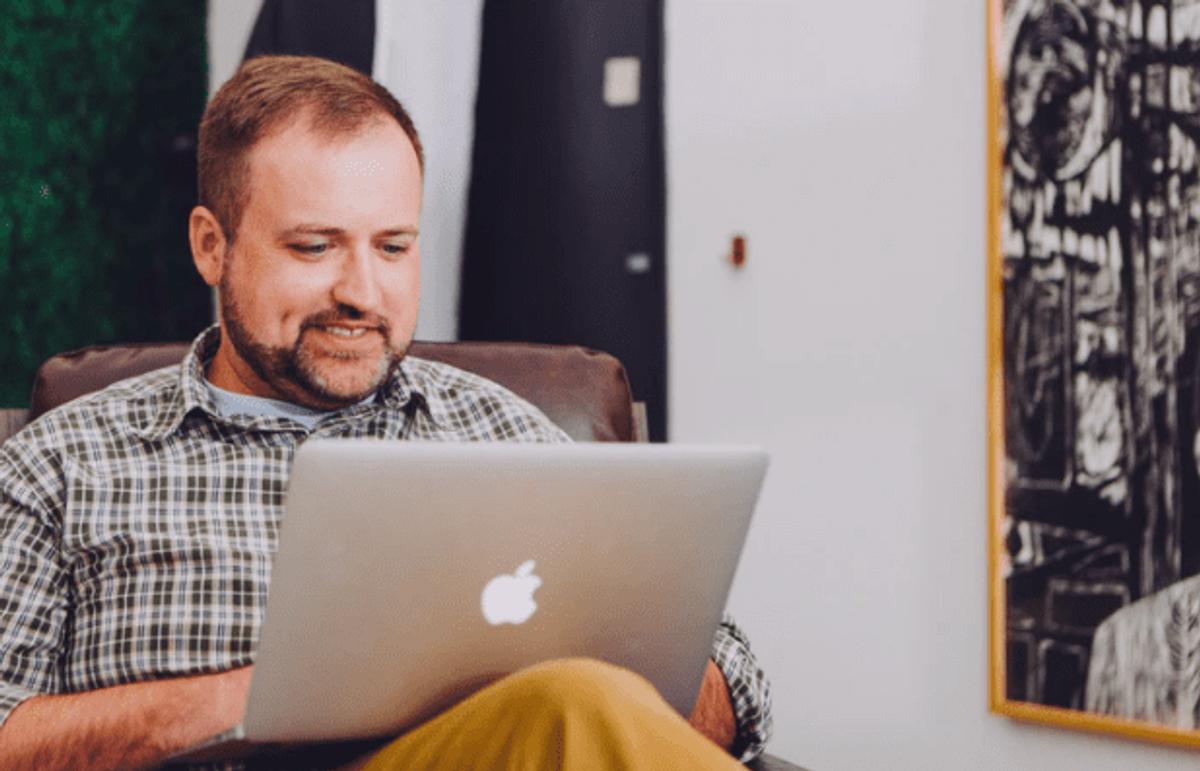 Man with laptop pic