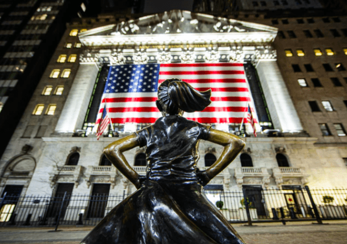 Fearless girl + US flag pic