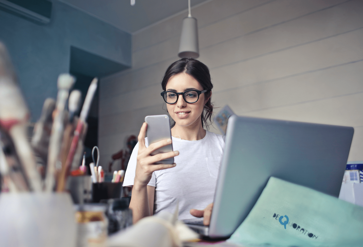 Woman looking at laptop pic