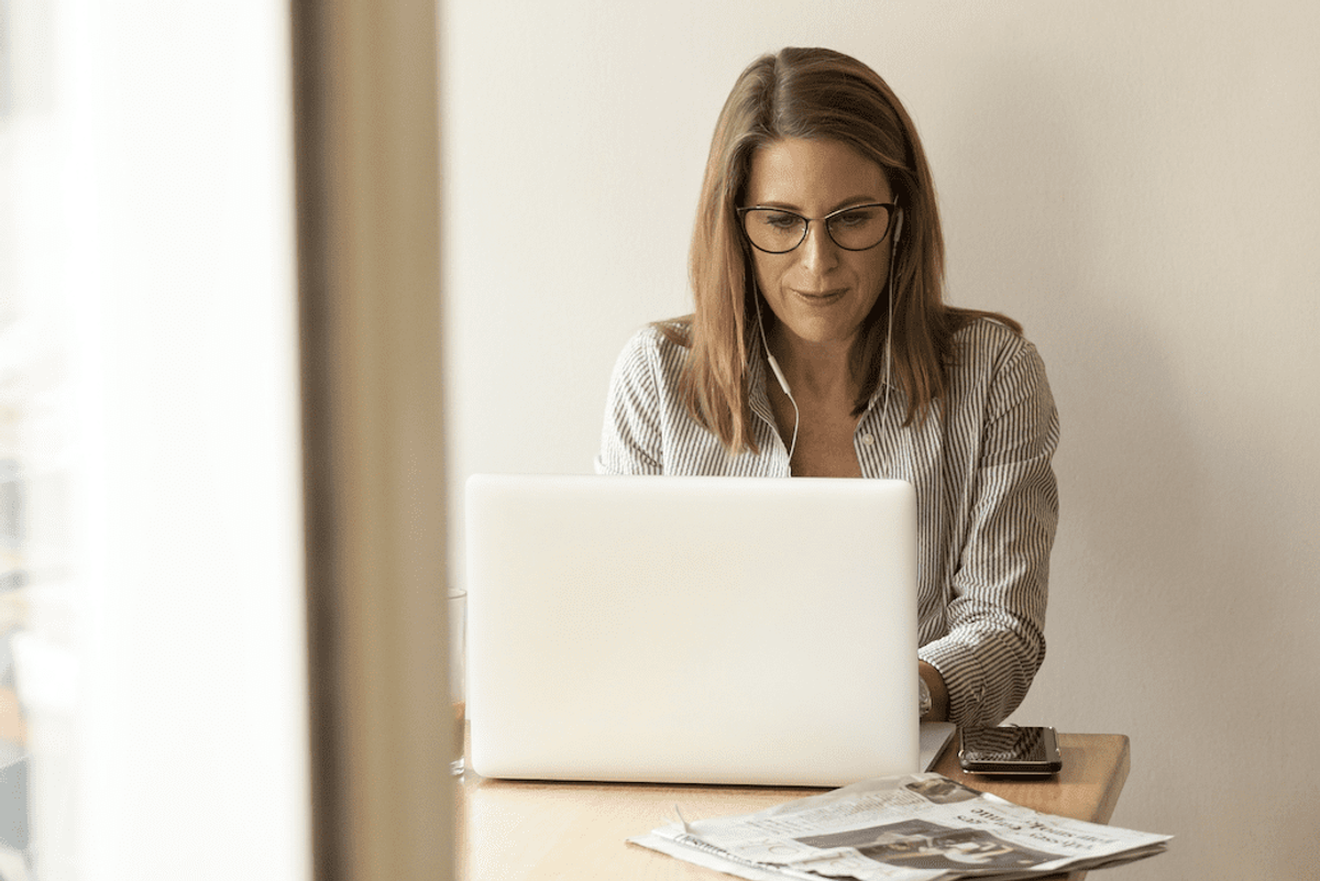 How many investment funds - woman at laptop