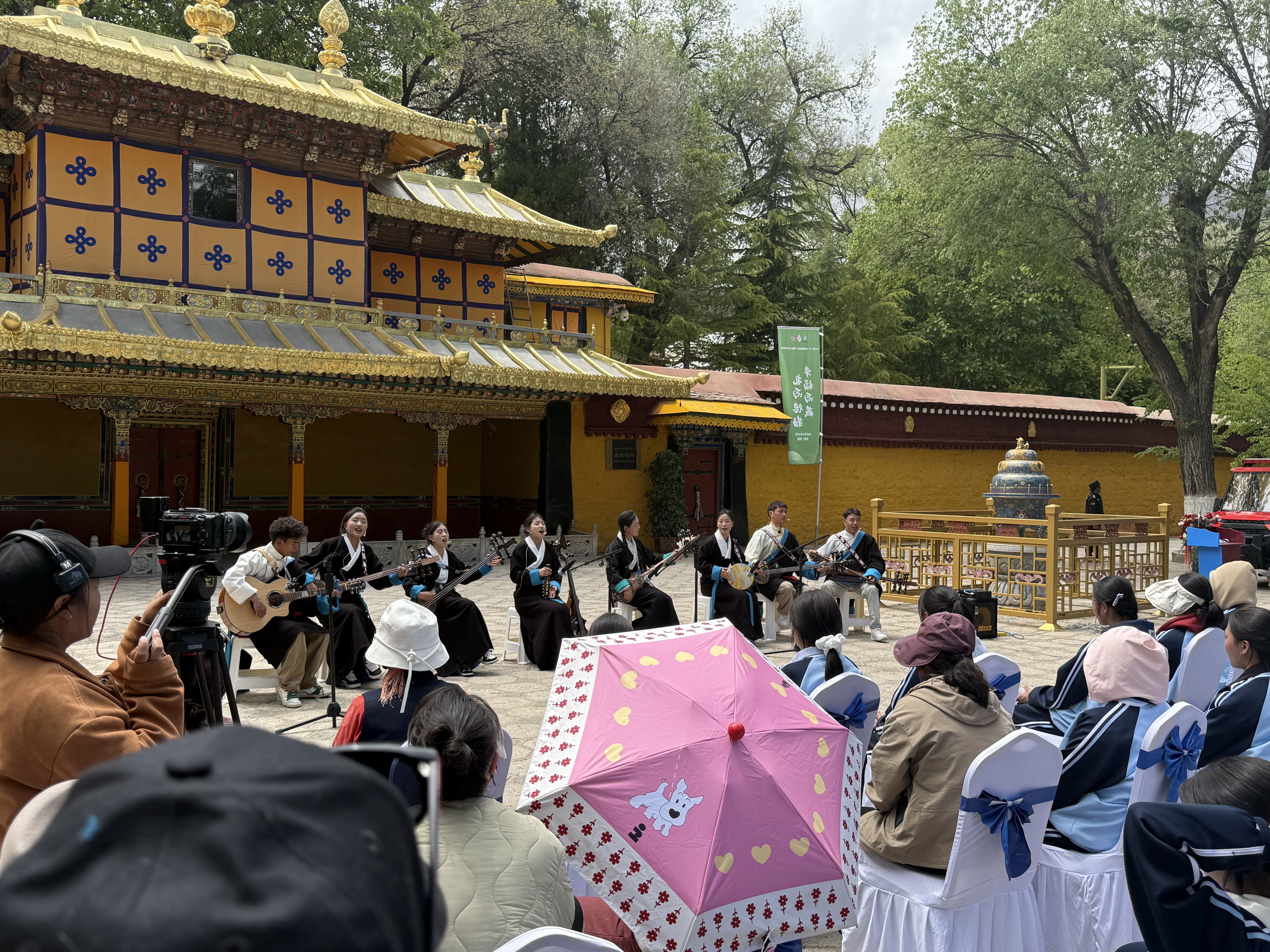Concert at the Norbulingka summer-palace