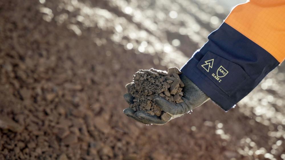 The raw material at Xeuilley also contains higher quantities of smectitic clays with notably high iron content