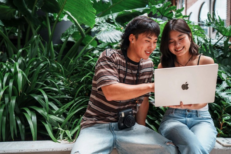 Student One Brisbane - Student Lifestyle - Students working together