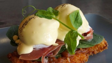 Poached eggs with hollandaise sauce