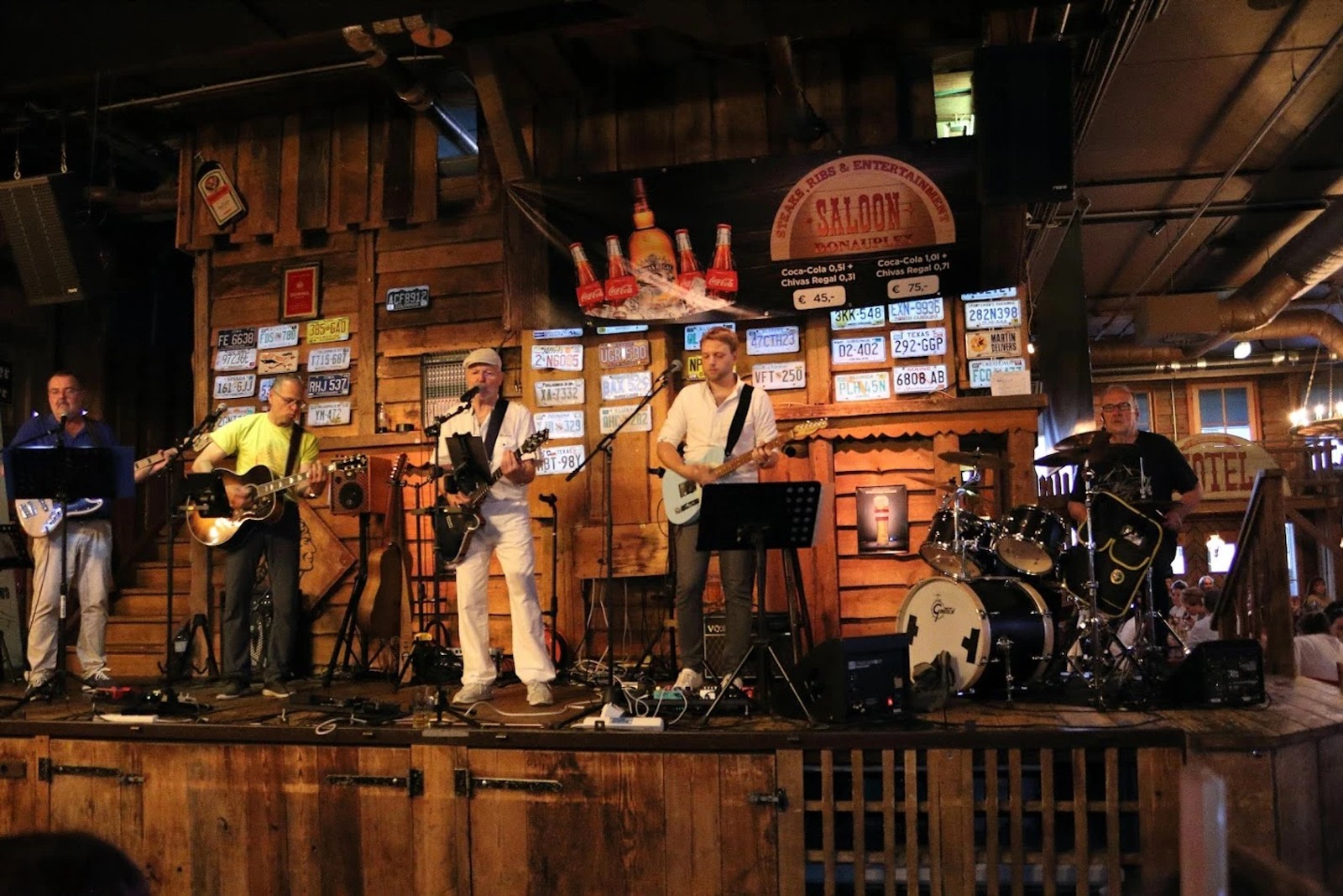 Alle fünf Musiker der Original Austrobuam auf der Bühne im Saloon.