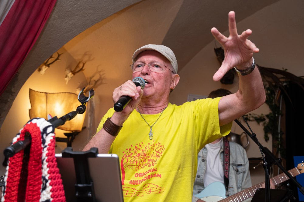 Der Sänger der Original Austrobuam singt und gestikuliert beim Auftritt im Mary's.
