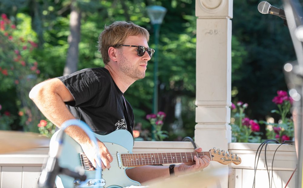 Der Gitarrist der Original Austrobuam spielt beim Stadtparkfest.