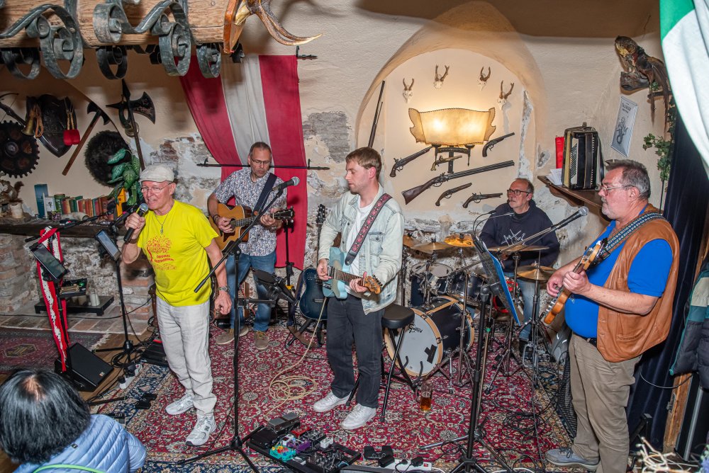 Alle fünf Musiker der Original Austrobuam beim Auftritt im Mary's.